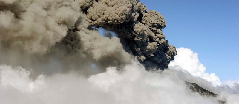 Видео: Метеорит пролетел над извергающимся вулканом