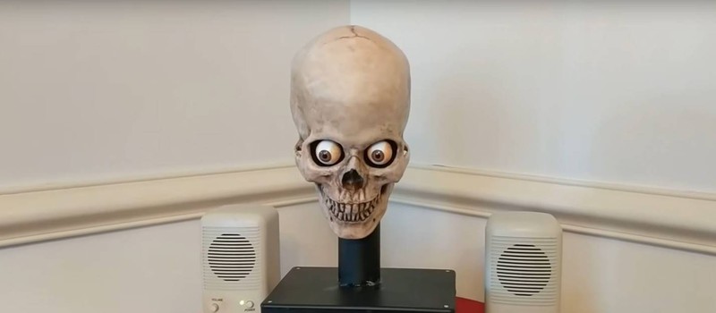 Голосовой помощник Alexa скрестили с аниматронным черепом