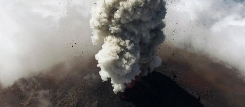 Взгляд на извержение вулкана с летающего дрона