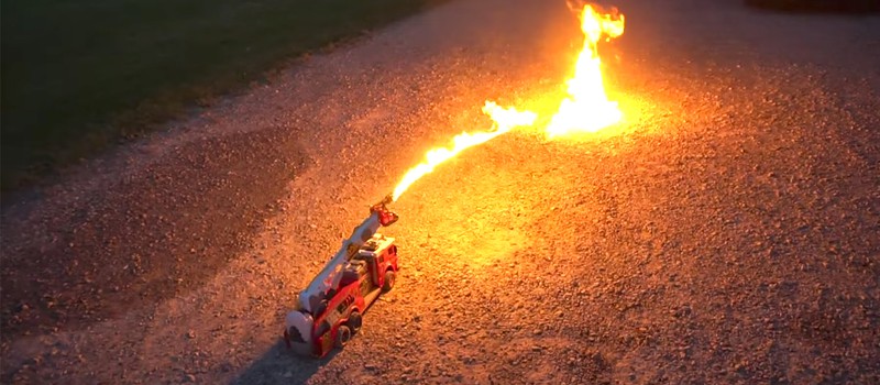 Умелец превратил пожарную машину в управляемый огнемет