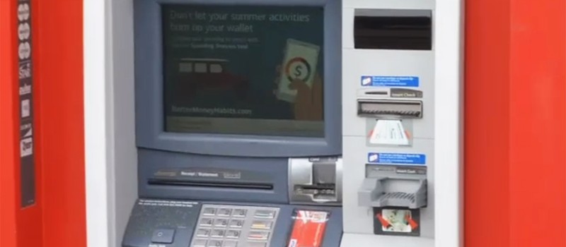 Застрявший в банкомате человек спасся благодаря запискам, подсунутым клиентам