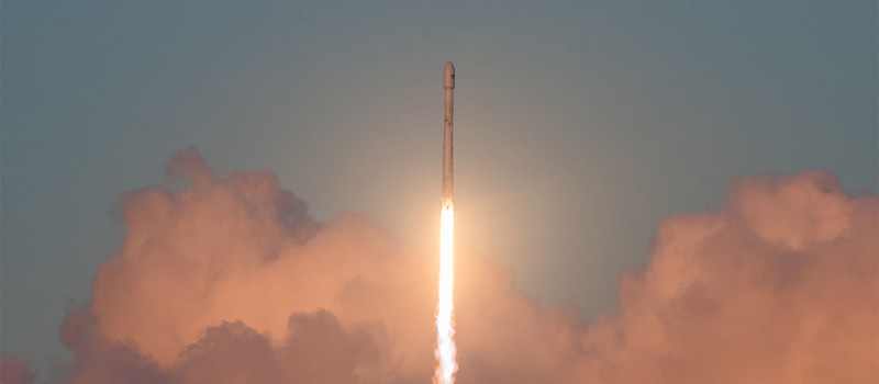 Новая посадка SpaceX закончилась успешно, но с небольшим пожаром