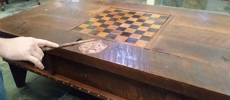 Вам нужно быть волшебником, чтобы открыть секретные ящики этого столика в стиле Гарри Поттера