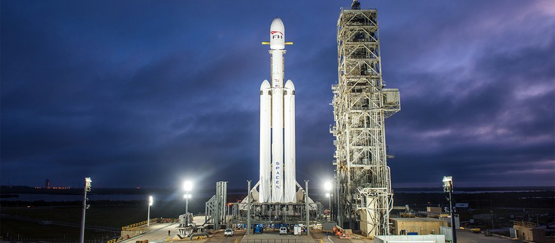Falcon Heavy в стоячей позиции и готова творить историю