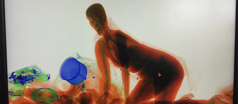 Китаянка забралась в рентгеновский сканер на железнодорожной станции