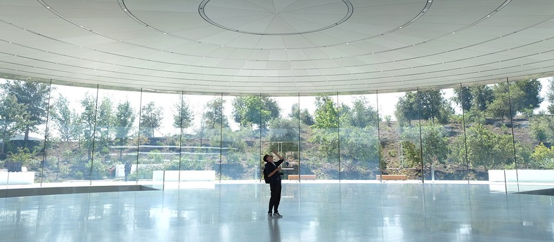 Сотрудники Apple продолжают сталкиваться со стеклянными стенами в новом офисе