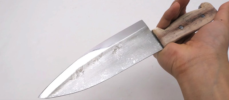 Умелец превратил алюминиевую фольгу в невероятно острый нож