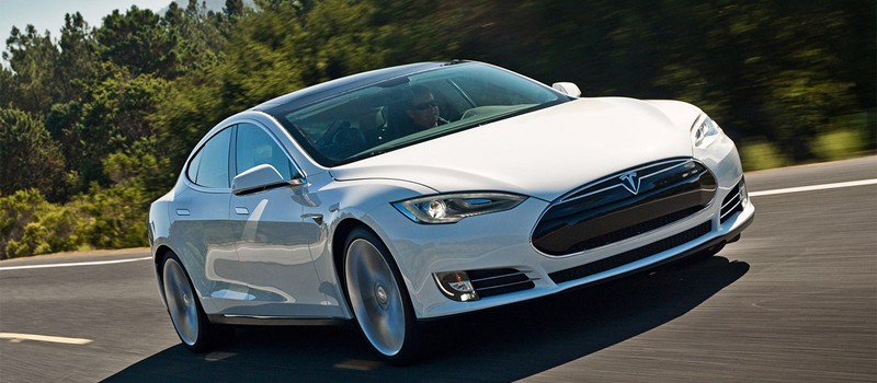 Водителю Tesla на пассажирском сиденье запрещено ездить по шоссе