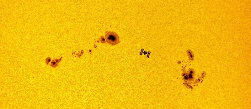Астрофото: МКС на фоне Солнца
