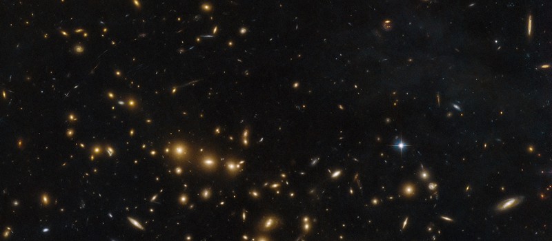 Телескоп "Хаббл" обнаружил образование галактик в виде смайлика
