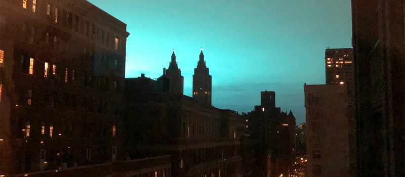 Голубое свечение над Нью-Йорком приняли за Годзиллу, Таноса и портал Кингпина