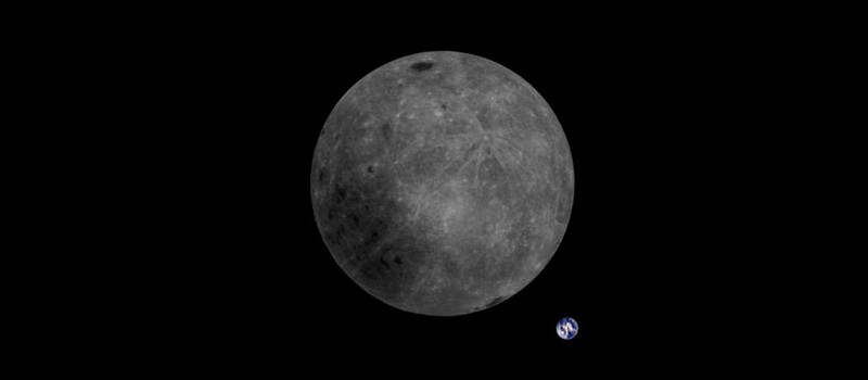 Китайский спутник снял обратную сторону Луны с Землей на фоне