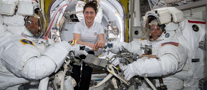 NASA отменило первый в истории выход двух женщин в открытый космос — не подошел скафандр