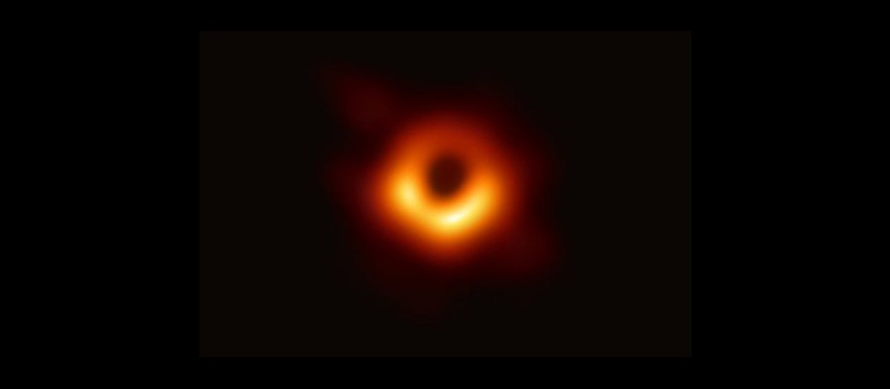 Опубликовано первое в истории изображение черной дыры