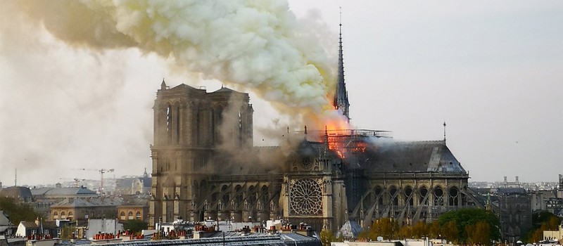 Парижский собор Нотр-Дам горит