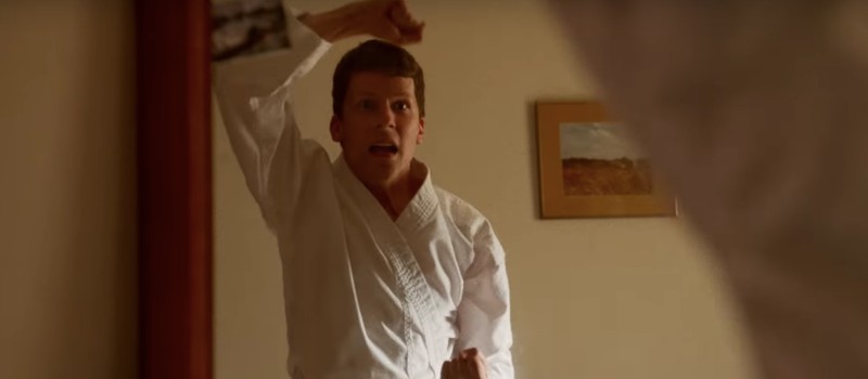 Джесси Айзенберг учится самообороне в новом трейлере чёрной комедии The Art of Self-Defence