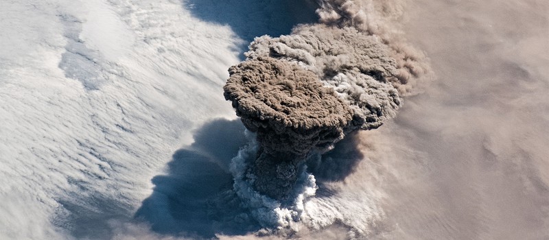 Потрясающий кадр извержения вулкана с МКС