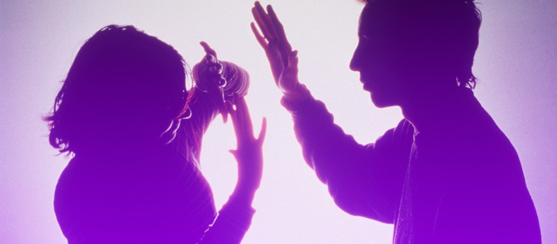 Twitch-стример признал обвинения в домашнем насилии, совершенное в прямом эфире