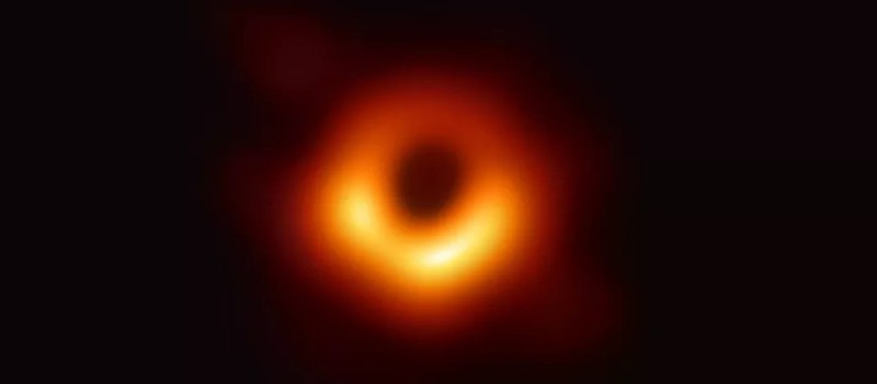 Первое фото черной дыры принесло его авторам три миллиона долларов