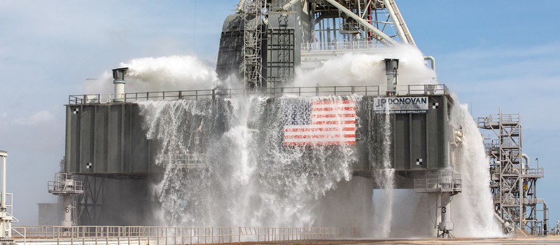 Новая площадка NASA глушит шум двигателей, используя миллион галлонов воды в минуту