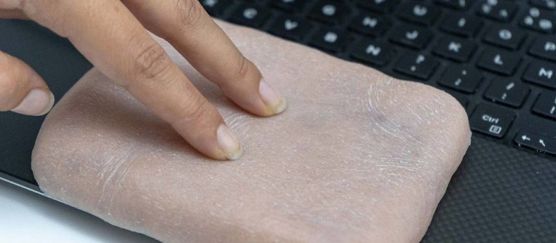 Ученые создали чехол для смартфона из искусственной человеческой кожи