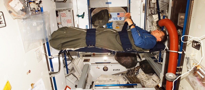 Посмотрите на спящих в космосе астронавтов