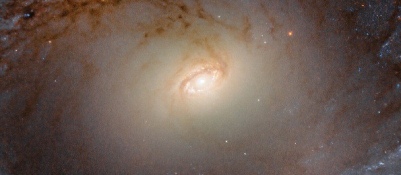 "Хаббл" снял галактику в форме летающей тарелки