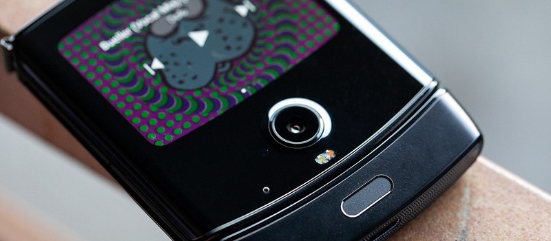 Motorola хочет, чтобы владельцы RAZR были аккуратны с гаджетом