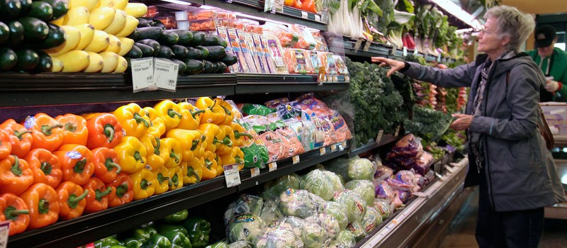 Владельцы супермаркета выбросили еду на 35 тысяч долларов из-за кашля покупателя