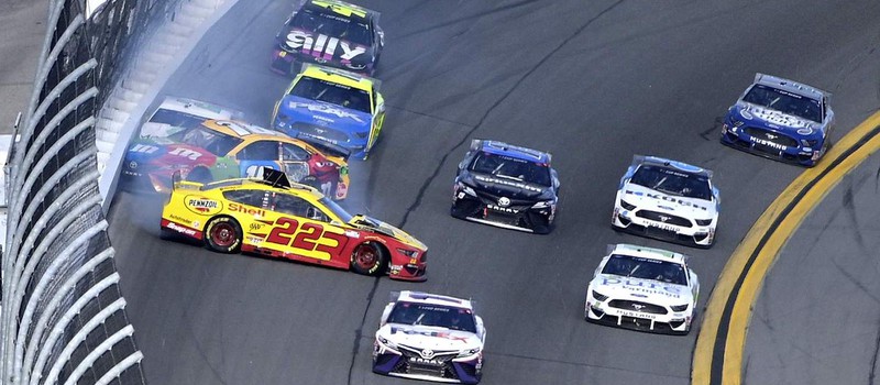 Гонщика NASCAR уволили за расизм в виртуальной гонке