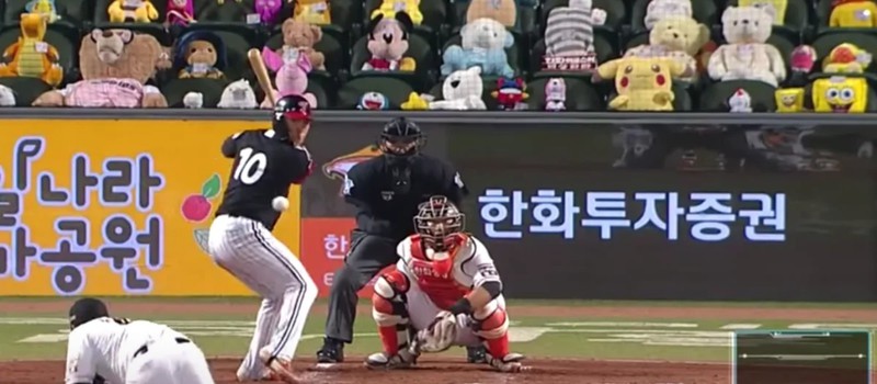На бейсбольных матчах в Южной Корее трибуны заполнены плюшевыми игрушками