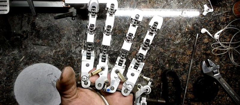 Умелец с ампутированными пальцами создал себе протез, напоминающий перчатку из Half-Life: Alyx