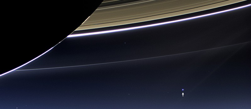 Земля и Луна под тенью Сатурна с расстояния в 1,5 млрд км