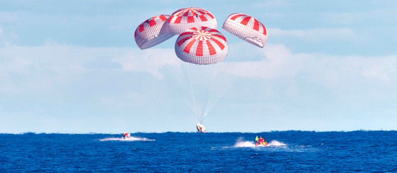 Капсула SpaceX Crew Dragon с американскими астронавтами успешно села на воду