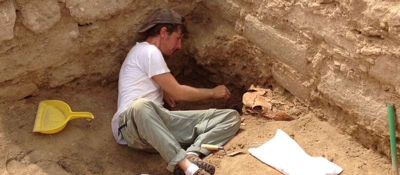 Ученые нашли 200000-летнюю человеческую кровать, сделанную из травы и пепла