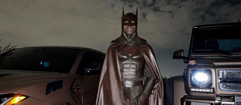 Трэвис Скотт удалил свой Instagram после критики его коричневого костюма Бэтмена