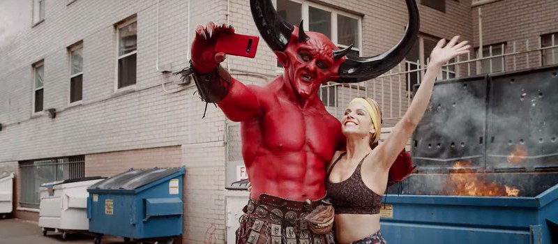 Реклама: Райан Рэйнольдс сыграл Сатану и нашел свою половину