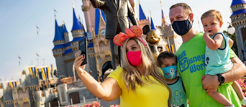 Парк Disney World фотошопил маски на лица посетителей аттракционов
