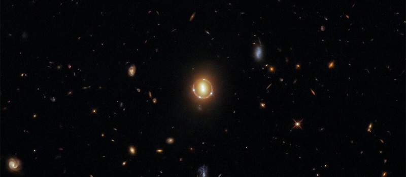 "Хаббл" сфотографировал "кольцо Эйнштейна", позволяющее заглянуть в глубины Вселенной