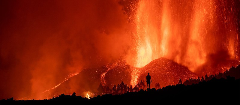 Фотографии красочного извержения вулкана на Канарских островах