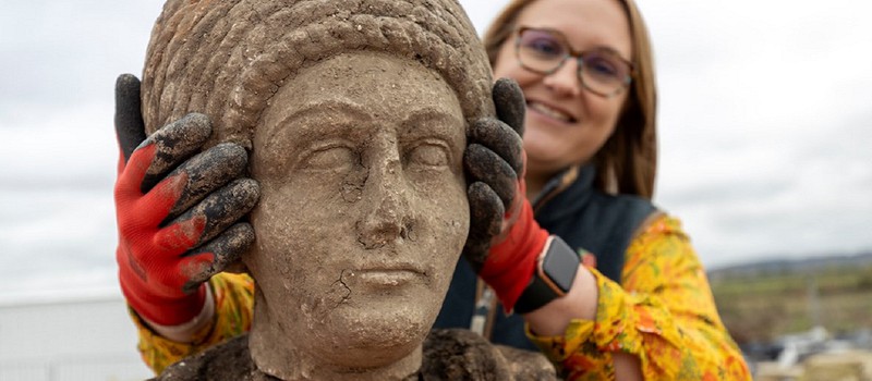 Британские археологи обнаружили древнеримские статуи во время раскопок англосаксонской церкви