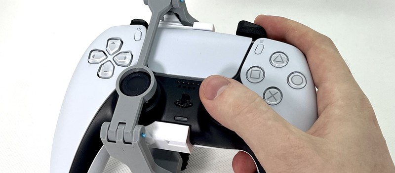 Ютубер сделал накладки на DualSense, чтобы геймпадом можно было управлять одной рукой
