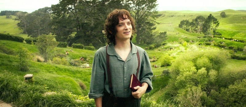 Какого цвета рубашка Фродо — Зеленого или Синего?