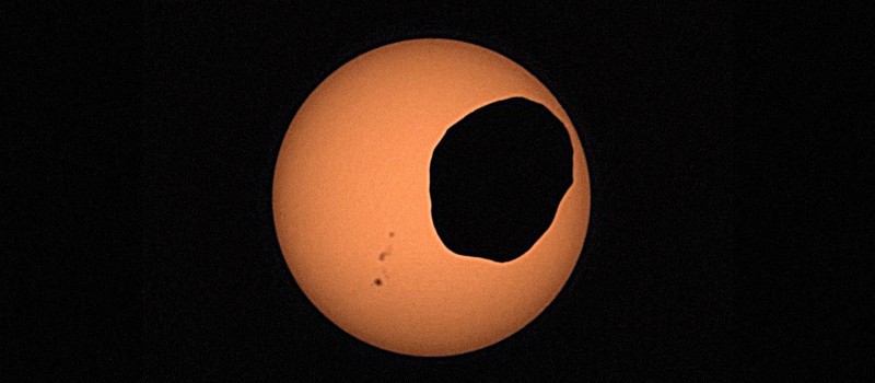 Марсианский ровер NASA снял видео, как спутник Фобос заслоняет Солнце