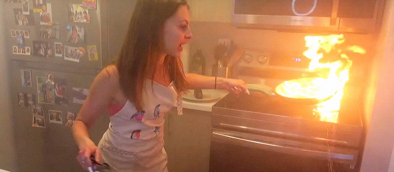 Стримерша чуть не сожгла кухню во время эфира — или почему горящее масло нельзя тушить водой