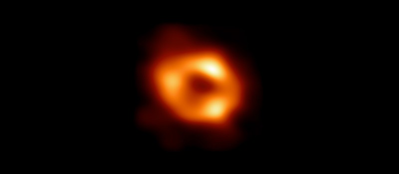 Команда телескопа горизонта событий показала первое изображение черной дыры в центре Млечного Пути