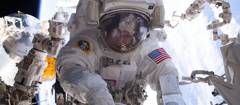 Астронавты NASA не могут выходить в космос из-за протекающих скафандров