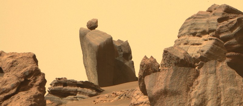На Марсе обнаружили странный балансирующий камень