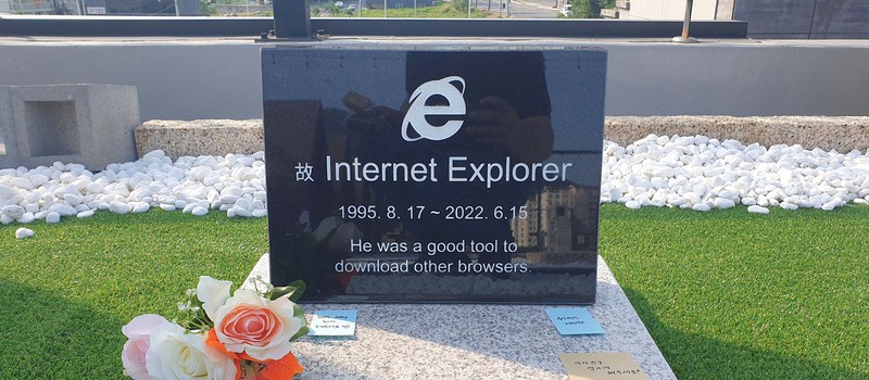 Кто-то установил настоящее надгробие Internet Explorer