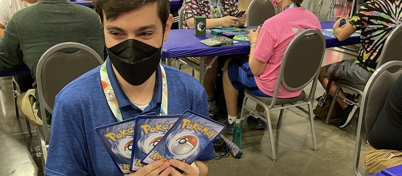 Поклонник Pokemon принес на чемпионат по игре чересчур большие карты
